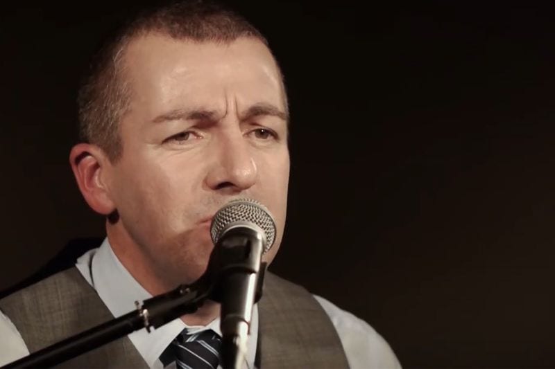 Darren Scott singing live